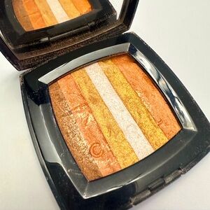 Limited edition illuminator powder